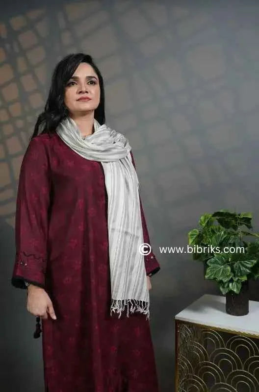Handmade Light Cream Short Scarf with Grey Line Design – Elegant & Minimalist